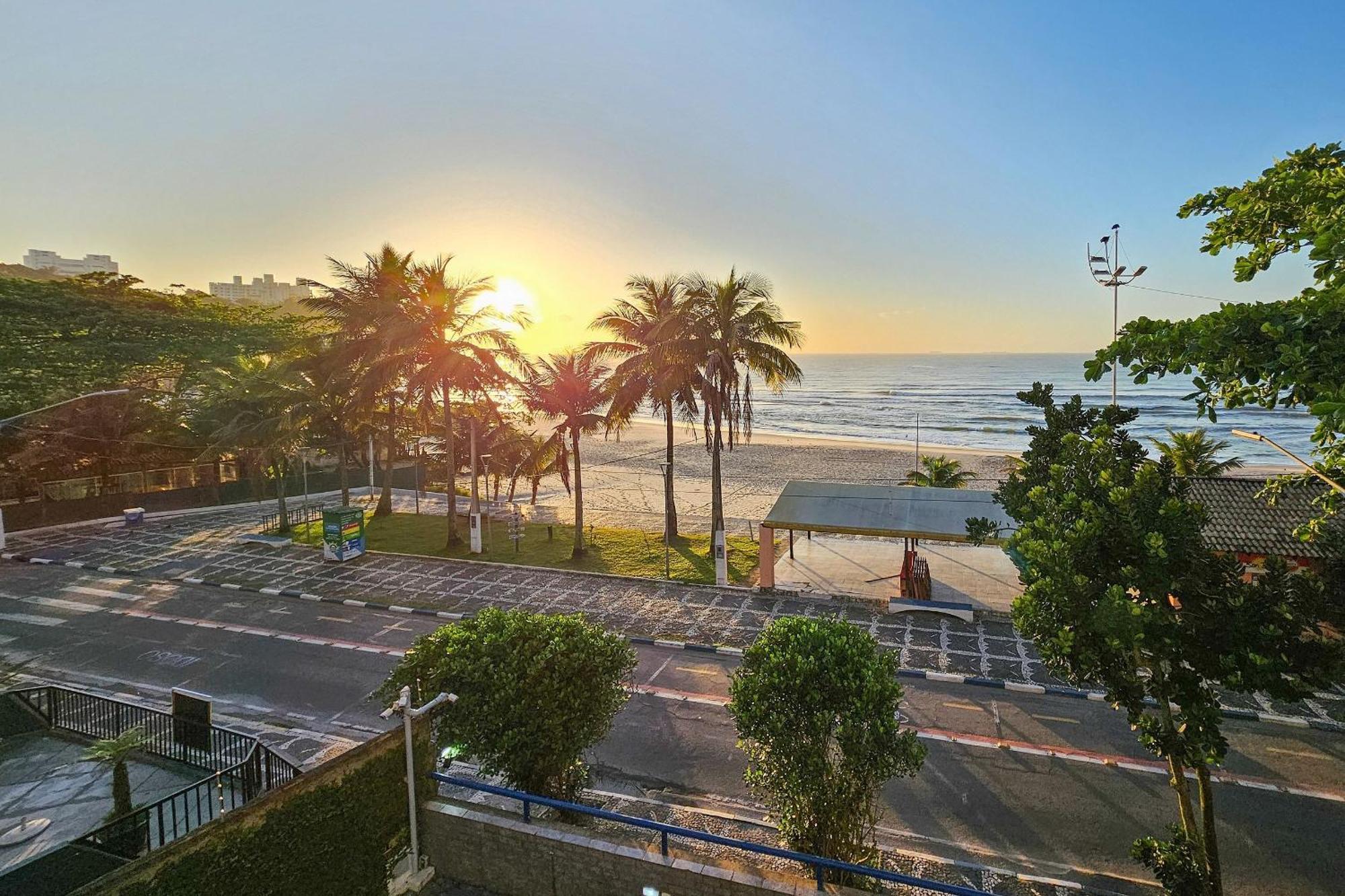 5E - Pé na areia do Guarujá - Praia do Tombo Exterior foto
